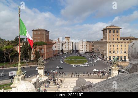 ROM, ITALIEN - 10. MÄRZ 2023: Dies ist der Blick auf den Platz von Venedig von der Höhe des Vittoriano-Denkmals. Stockfoto