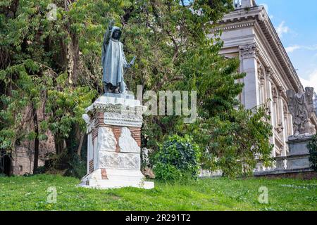 ROM, ITALIEN - 10. MÄRZ 2023: Dies ist ein Denkmal des Politikers Cola di Rienzo am Fuße des Kapitolhügels. Stockfoto