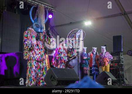 Montanchez, Spanien - 18. Februar 2023: Der Jurramacho-Karneval von Montanchez. Jarramplas de Piornal verkündet die Feierlichkeiten Stockfoto