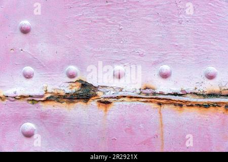 Detail aus rostigem Metall mit Nieten Stockfoto