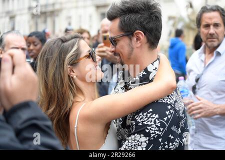 Karissa Lee Traples (L) und Matthew Atkinson (R) besuchen die Seifenoper „Beautiful“ auf der Piazza Navona. (Foto: Mario Cartelli / SOPA Images / Sipa USA) Stockfoto