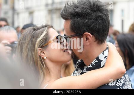 Karissa Lee Traples (L) und Matthew Atkinson (R) besuchen die Seifenoper „Beautiful“ auf der Piazza Navona. (Foto: Mario Cartelli / SOPA Images / Sipa USA) Stockfoto