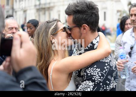 Rom, Italien. 17. Mai 2023. Karissa Lee Traples (L) und Matthew Atkinson (R) besuchen die Seifenoper „Beautiful“ auf der Piazza Navona. (Foto: Mario Cartelli/SOPA Images/Sipa USA) Guthaben: SIPA USA/Alamy Live News Stockfoto