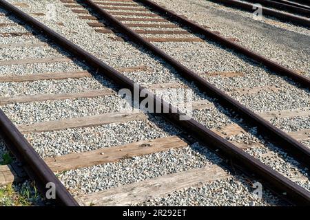 Nahaufnahme von Bahngleisen an sonnigen Tagen Stockfoto