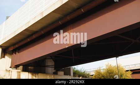 Unter Einer Brücke. Draufsicht Stockfoto