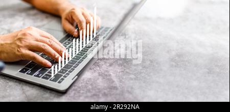 Concept Businessman analysiert die positiven 2022 Indikatoren für Geschäfts- und Finanzwachstum. Um das Geschäftswachstum und das Wirtschaftswachstum zu steigern. Kopie sp Stockfoto