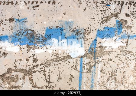 Der Boden ist mit mehreren Tropfen in verschiedenen Farben befleckt. Tropfende Farbe auf dem Betonboden wunderschöne Kunst. Tröpfchen mit roten, schwarzen und weißen Flecken Stockfoto