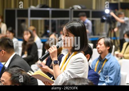 XI'an, Chinas Provinz Shaanxi. 18. Mai 2023. Ein Journalist stellt während eines Pressebriefs über den China-Zentralasien-Gipfel in Xi'an, Nordwestchina Shaanxi Province, am 18. Mai 2023 Fragen. Kredit: Chen Yichen/Xinhua/Alamy Live News Stockfoto