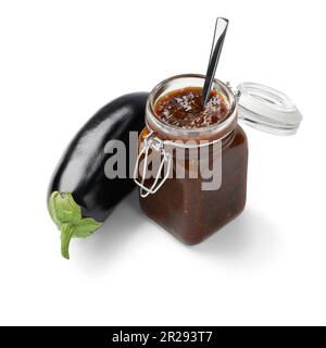 Glasbehälter mit Auberginen-Chutney und einer frischen violetten Aubergine auf der Seite isoliert auf weißem Hintergrund Stockfoto