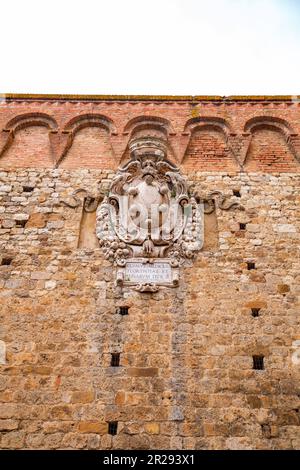 Siena, Italien - 7. April 2022: Porta Romana ist eines der Portale in den mittelalterlichen Mauern von Siena. Es liegt an der Via Cassia in Siena, Region der Toskana Stockfoto