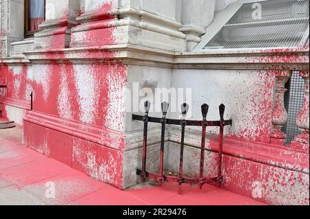 Blutrotes Gemälde, das von der Palästina Action on the Foreign Office gespritzt wurde, um 75 Jahre seit Beginn der ethnischen Säuberung Palästinas zu gedenken, Whitehall, London, Großbritannien Stockfoto