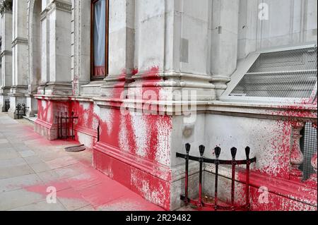 Blutrotes Gemälde, das von der Palästina Action on the Foreign Office gespritzt wurde, um 75 Jahre seit Beginn der ethnischen Säuberung Palästinas zu gedenken, Whitehall, London, Großbritannien Stockfoto