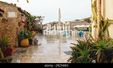 Restaurant im Freien in einem typisch italienischen Dorf. Stockfoto