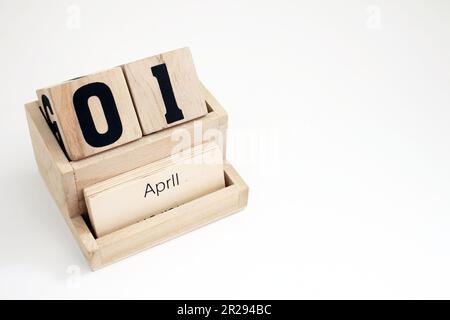 Ewiger Kalender aus Holz, der den 1. April zeigt Stockfoto