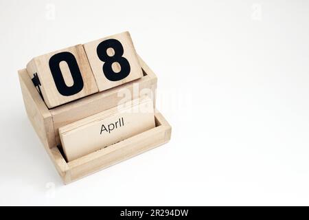 Ewiger Kalender aus Holz, der den 8. April zeigt Stockfoto