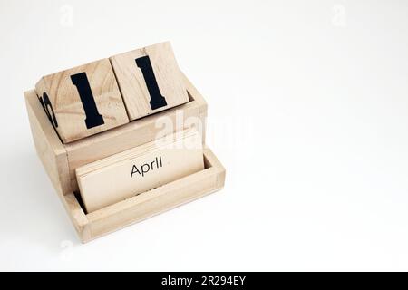 Ewiger Kalender aus Holz, der den 11. April zeigt Stockfoto