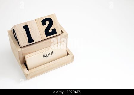 Ewiger Kalender aus Holz, der den 12. April zeigt Stockfoto