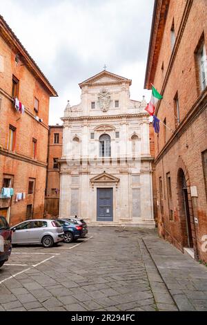 Siena, Italien - 7. April 2022: San Raimondo al Refugio ist eine römisch-katholische Kirche im barocken Stil im Terzo von Camollia von Siena, Toskana, Ital Stockfoto