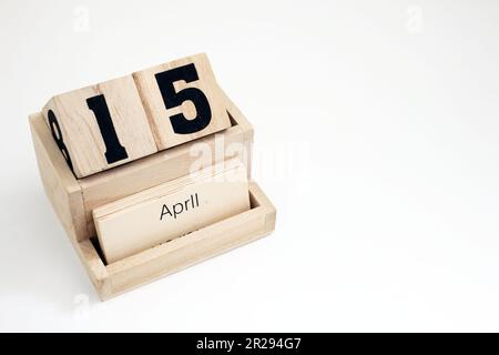 Ewiger Kalender aus Holz, der den 15. April zeigt Stockfoto