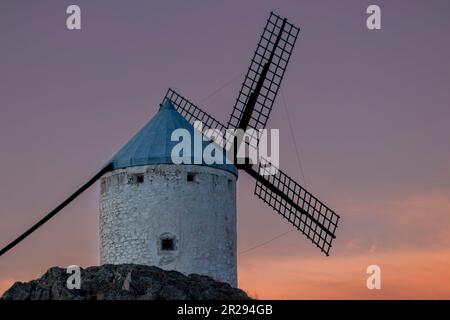 Blick auf den Sonnenuntergang: Erkunden Sie die bezaubernden Windmühlen von Consuegra in Toledo Stockfoto