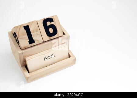 Ewiger Kalender aus Holz, der den 16. April zeigt Stockfoto