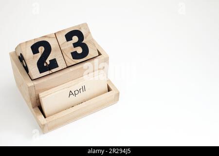 Ewiger Kalender aus Holz, der den 23. April zeigt Stockfoto