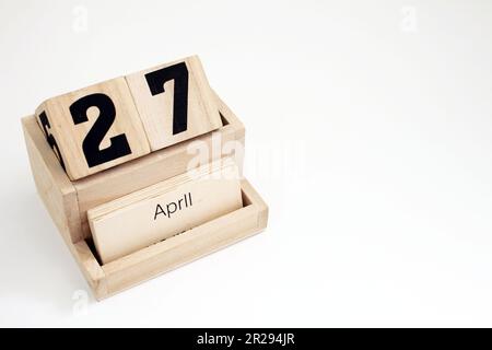 Ewiger Kalender aus Holz, der den 27. April zeigt Stockfoto