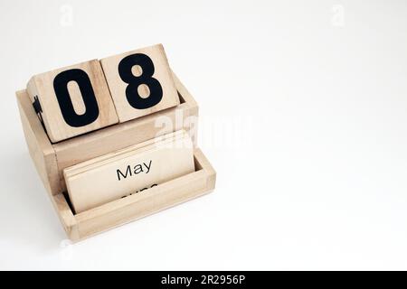 Ewiger Kalender aus Holz, der den 8. Mai zeigt Stockfoto