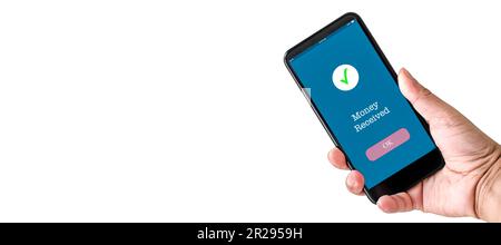 Die Hand eines Mannes hält ein Smartphone auf dem Bildschirm, auf dem das Geld der Nachricht angezeigt wird. Konzept der Finanztransaktionen mit mobilen Geräten. Nahaufnahme, Kopie sp Stockfoto
