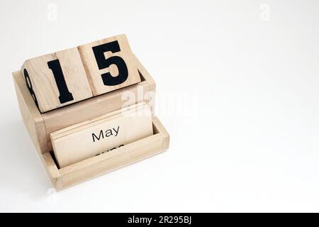 Ewiger Kalender aus Holz, der den 15. Mai zeigt Stockfoto