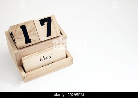 Ewiger Kalender aus Holz, der den 17. Mai zeigt Stockfoto