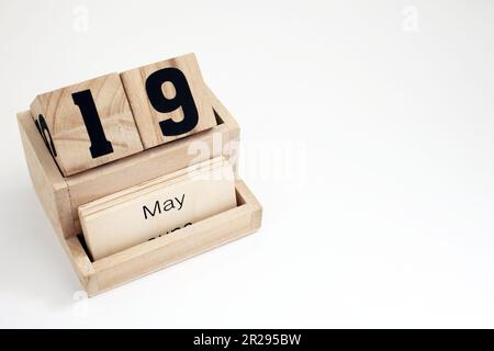 Ewiger Kalender aus Holz, der den 19. Mai zeigt Stockfoto