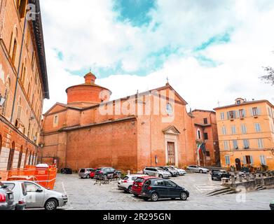 Siena, Italien - 7. April 2022: Pfarrkirche des Heiligen Geistes, Santo Spirito in Siena, Toskana, Italien. Stockfoto