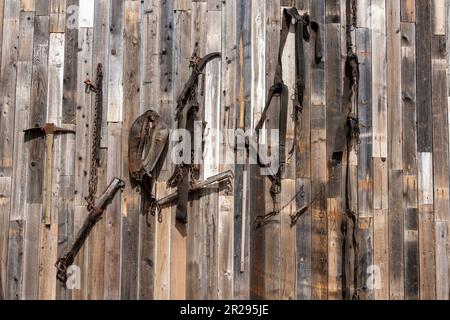 Alte rostige Werkzeuge auf Holzhintergrund Stockfoto