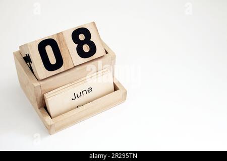 Ewiger Kalender aus Holz, der den 8. Juni zeigt Stockfoto