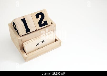 Ewiger Kalender aus Holz, der den 12. Juni zeigt Stockfoto