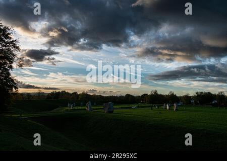 Abenddämmerung am Avebury Steinkreis, Wiltshire Stockfoto