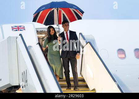 Premierminister Rishi Sunak und seine Frau Akshata Murty kamen nach ihrem Besuch in Tokio im Vorfeld des G7-Gipfels in Japan mit dem Flugzeug nach Hiroshima. Foto: Donnerstag, 18. Mai 2023. Stockfoto