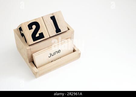 Ewiger Kalender aus Holz, der den 21. Juni zeigt Stockfoto