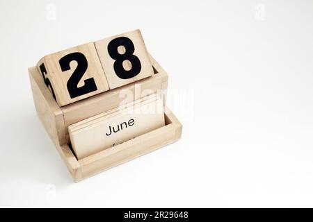 Ewiger Kalender aus Holz, der den 28. Juni zeigt Stockfoto