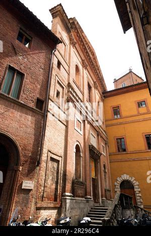 Siena, Italien - 7. April 2022: Backsteinmauern, kleine Kirche und Blick auf die Straße von der historischen italienischen Stadt Siena in der Toskana. Stockfoto