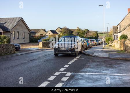 Auffällige Parkmöglichkeiten an der Kreuzung, Gloucestershire, Großbritannien Stockfoto