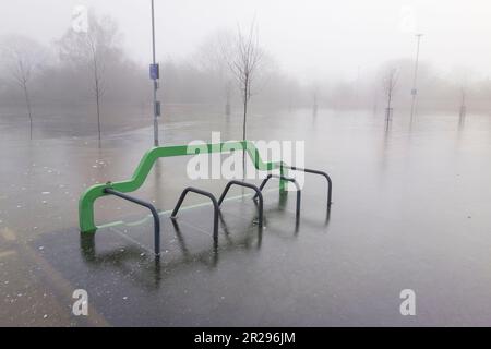 Überfluteter Parkplatz, jetzt Wasser gefroren im Winter, Oxford, Großbritannien Stockfoto