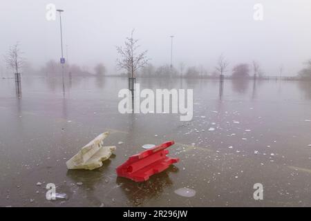 Überfluteter Parkplatz, jetzt Wasser gefroren im Winter, Oxford, Großbritannien Stockfoto