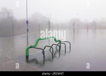 Überfluteter Parkplatz, jetzt Wasser gefroren im Winter, Oxford, Großbritannien Stockfoto