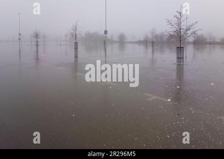 Überfluteter Parkplatz, jetzt Wasser gefroren im Winter, Oxford, Großbritannien Stockfoto