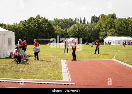 Mechelen, Belgien. 18. Mai 2023. Freiwillige in Aktion am ersten Tag der Nationalspiele 39. (17-20/05) der Olympischen Sonderspiele Belgien, Donnerstag, den 18. Mai 2023 in Mechelen. Die Nationalen Spiele der Special Olympics finden in Mechelen während des Ascension Weekend statt. 3.600 Sportler mit einer intellektuellen Behinderung zeigen ihre sportliche Seite in 22 olympischen Sportdisziplinen. BELGA FOTO JAMES ARTHUR GEKIERE Kredit: Belga News Agency/Alamy Live News Stockfoto