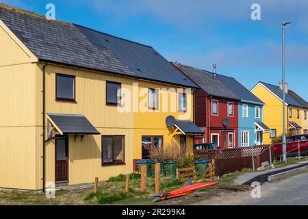 Helle farbige Verkleidungen an Häusern in Burravoe im Süden der Insel Yell, Shetland. Stockfoto