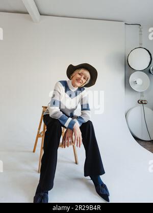 Studioporträt einer älteren Frau. Ein älteres Modell mit kurzen grauen Haaren. Modefotografie im Studio. Selbstbewusstes Porträt einer älteren Frau Stockfoto