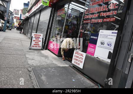 Philadelphia, USA. 01. Mai 2023. Philadelphia, Pennsylvania, September 2023. Tausende von Süchtigen sind in der Kensington Avenue gestrandet. Täglich sterben 4, 5 Menschen täglich an einer Überdosierung. Das Gebiet und die Bewohner scheinen von den Behörden aufgegeben zu werden.in einer neuen Entwicklung wird dem Fentanyl das Beruhigungsmittel Xylazin zugesetzt, um das Fentanyl-High glatter zu machen. Das nennt man Betäubungsmittel. Tranq verursacht jedoch Wunden und Geschwüre im Körpergewebe (Foto: Teun Voeten/Sipa USA). SIPA USA/Alamy Live News Stockfoto